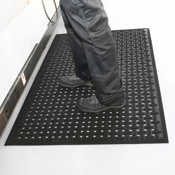 Non-Slip Oil-Resistant Ablution Mat with Drainage - Image 2